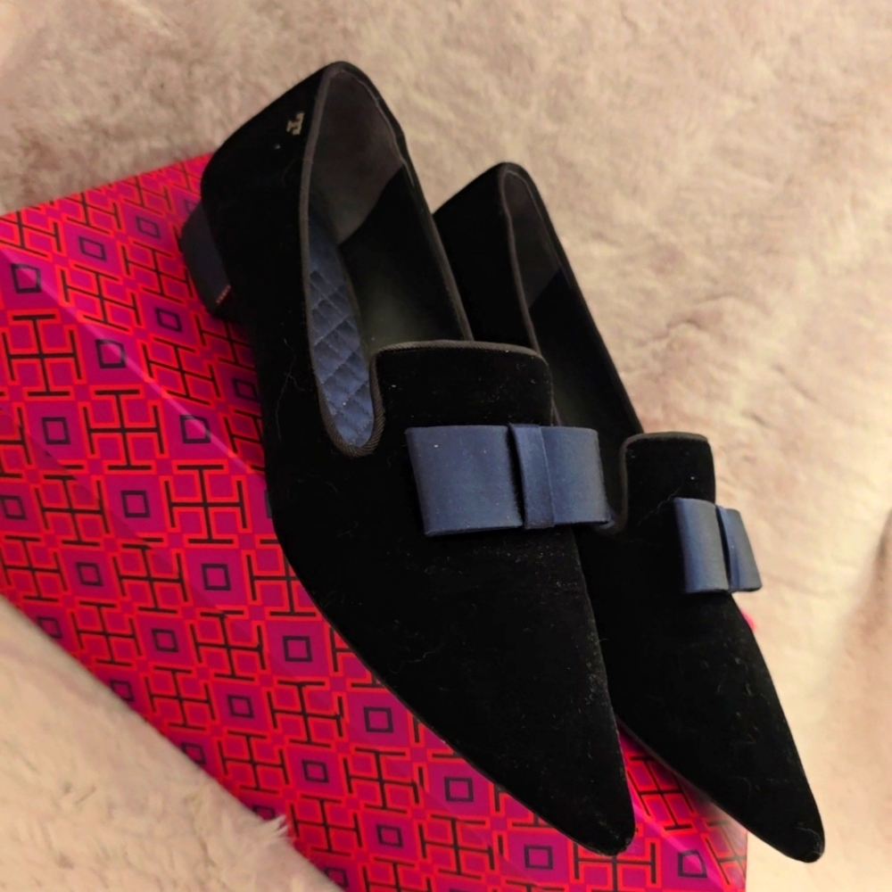 Tory Burch black velvet pointy loafers with neavy blue ribbon . Used(siz…